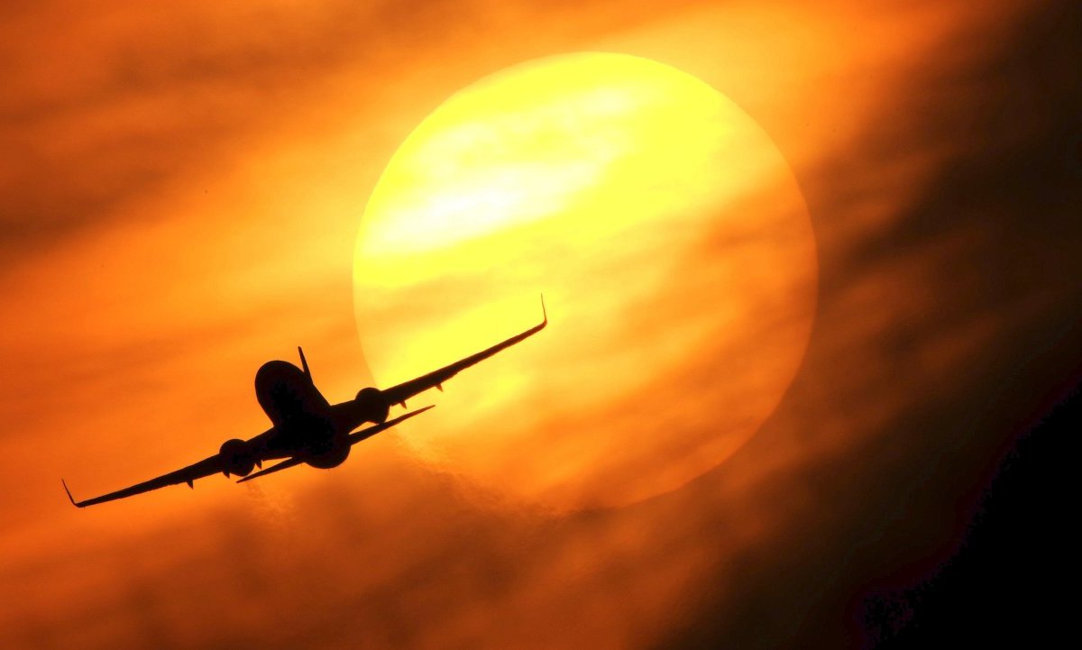 Flugzeug vor Sonne.jpg