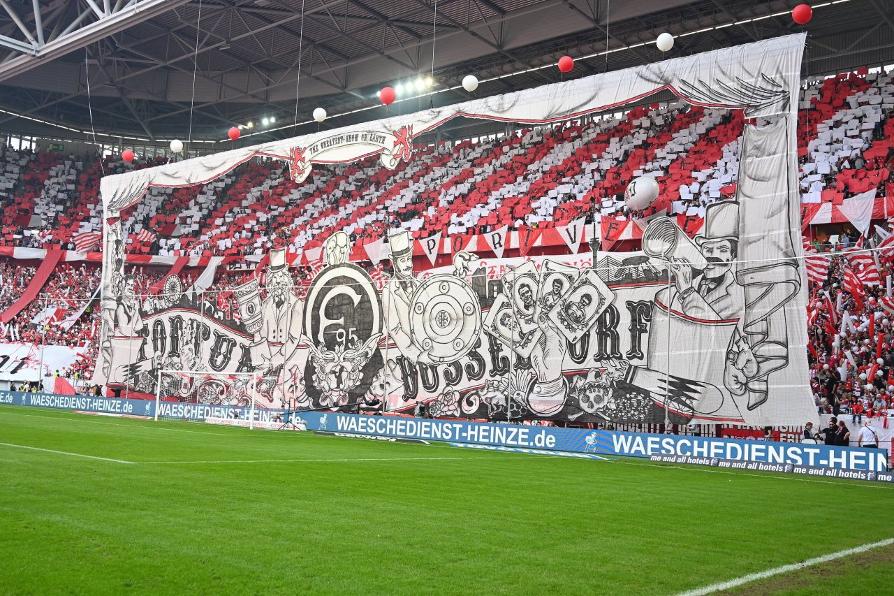 FC Schalke 04: Fortuna-Ultras Provozieren S04-Fans Vor Choreo Mit ...