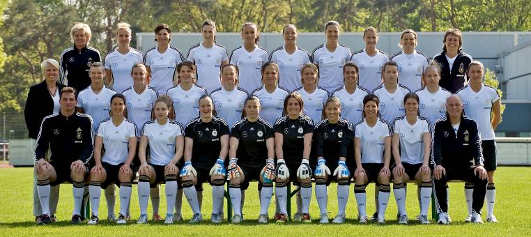 Team Deutschland: Trainerin Silvia Neid, Anja Mittag, Ariane Hingst, Verena Faisst, Fatmire Lira Bajramaj, Inka Grings, Dzsenifer Marozan, Sonja Fuss, Martina Müller, Co-Trainerin Ulrike Ballweg, mittlere Reihe von links Managerin Doris Fitschen, Alexandra Popp, Simone Laudehr, Annike Krahn, Melanie Behringer, Celia Okoyino Da Mbabi, Saskia Bartusiak, Lena Goessling, Josephine Henning, Babett Peter, Bianca Schmidt, vorne von links Torwarttrainer Michael Fuchs, Birgit Prinz, Kim Kulig , Almuth Schult, Ursula Holl, Nadine Angerer, Lisa Weiss, Linda Bresonik, Kerstin Garefrekes, Mannschaftsarzt Dr. Norbert Stein. Foto: imago