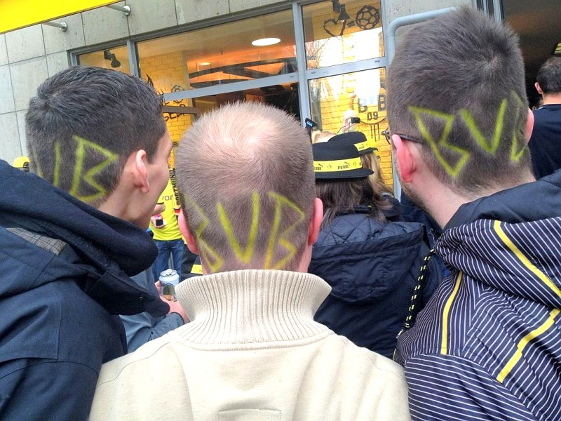 Tausende BVB-Fans haben sich schon Stunden vor Anpfiff die besten Plätze bei den Public Viewings ni der Innenstadt von Dortmund gesichert.