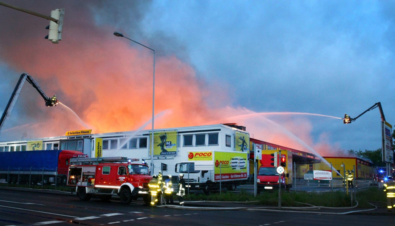 Großbrand im Poco-Möbellager in Aachen. (Foto: dpa)