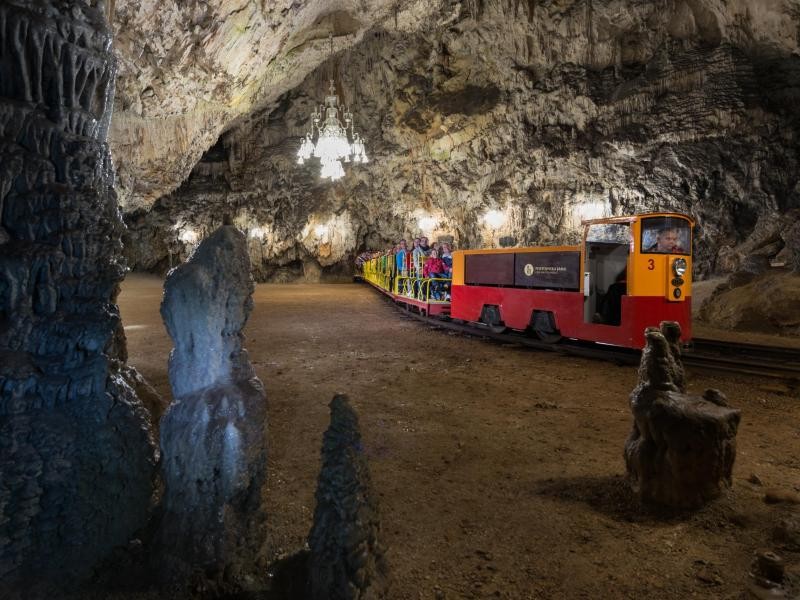 Eine Höhlenbahn bringt Touristen in die fremde, unterirdische Welt.