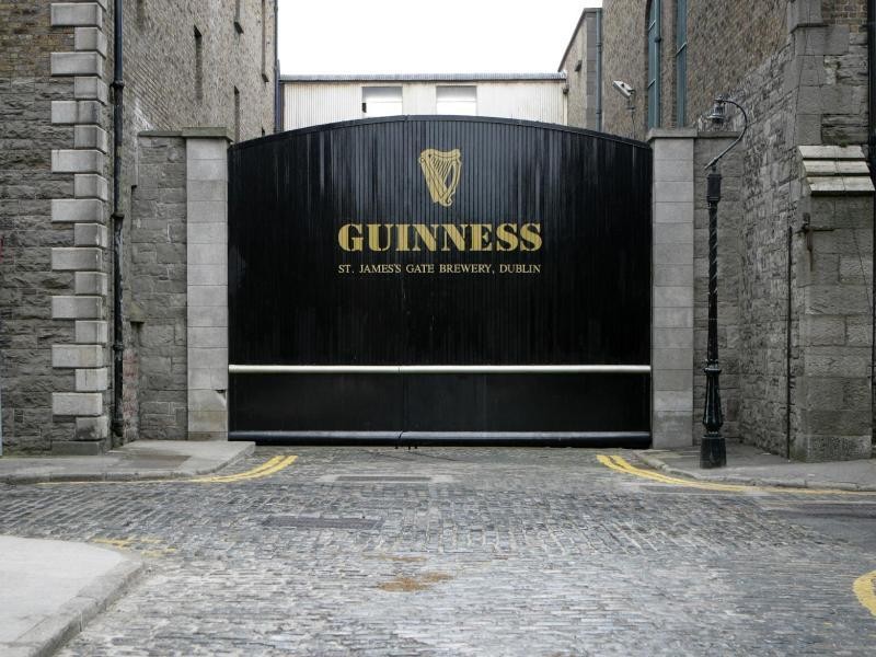 Im Stadtteil Liberties kommt man an Guinness nicht vorbei. Jedes Jahr finden 1,2 Millionen Besucher den Weg ins Guinness Storehouse.