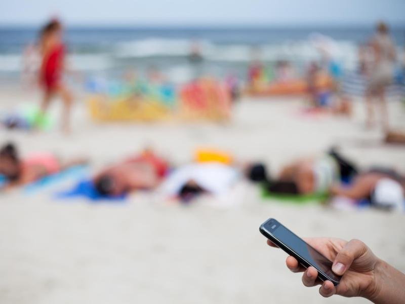 Handy am Strand.jpg