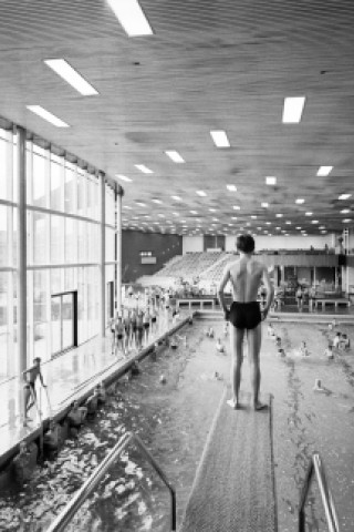 Spring doch: Die typische Szene nahm Willy van Heekern 1958 auf. Der Sprungturm am Mehrzweckbecken wurde später abgebaut.