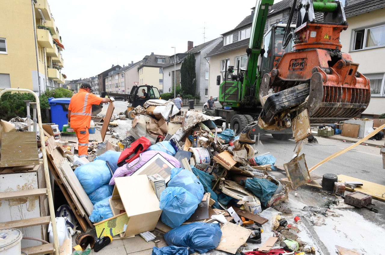 In Opladen im Rheinland setzt die Stadt schwere Geschütze ein, um dem Müll an den Straßen Herr zu werden.