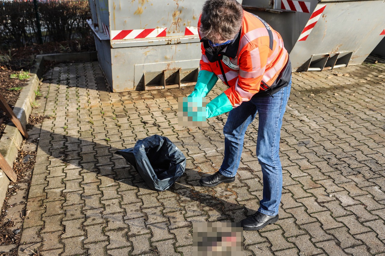 Hund in NRW: Ein Mitarbeiter der Autobahnmeisterei Hagen fand die toten Welpen im Januar 2021 auf einem A46-Rastplatz.