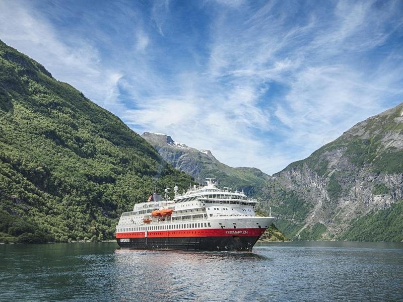 Hurtigruten-Schiff vor der norwegische Küste: Ab 2021 ist die Reederei im Rahmen des neuen Staatsvertrags nur noch mit sieben statt elf Schiffen auf der Küstenroute unterwegs. Die Schiffe sollen dann aber als Touristenschiffe fahren.