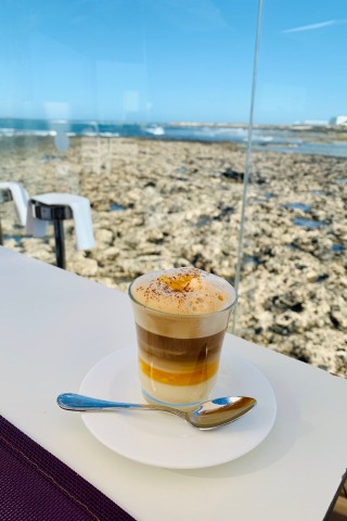 Die kanarische Kaffeespezialität  Barraquito. 