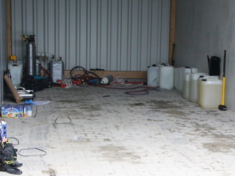 In der geöffneten Garage standen Chemikalien und Gasflaschen.