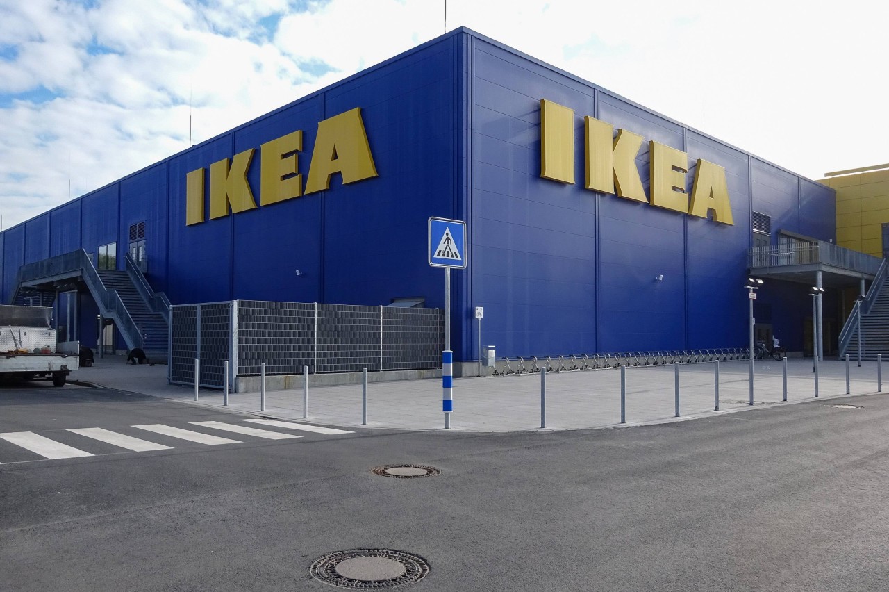 Ikea in NRW: Eine Frau sucht verzweifelt nach einem jungen Mann, den ihre Freundin im Möbelhaus in Wuppertal kennengelernt hat. (Symbolbild)