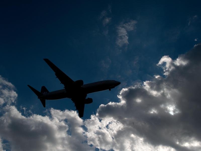 Im Flugzeug zu essen, kann wegen des Ruckelns manchmal heikel sein - besonders, wenn heiße Suppe serviert wird.