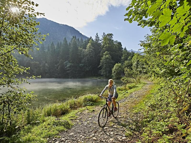 Im Sattel unterwegs am Christlesee, einem Anlaufpunkt enlang des Iller-Radwegs.