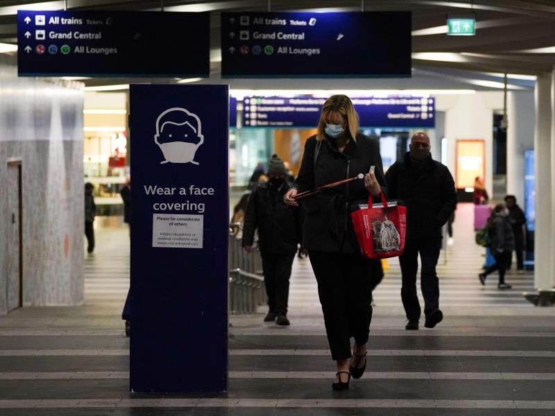 Im öffentlichen Nahverkehr war die Maskenpflicht schon kürzlich wieder in Kraft getreten. Nun gilt sie auch in Mussen, Kinos, Theatern und Kirchen.