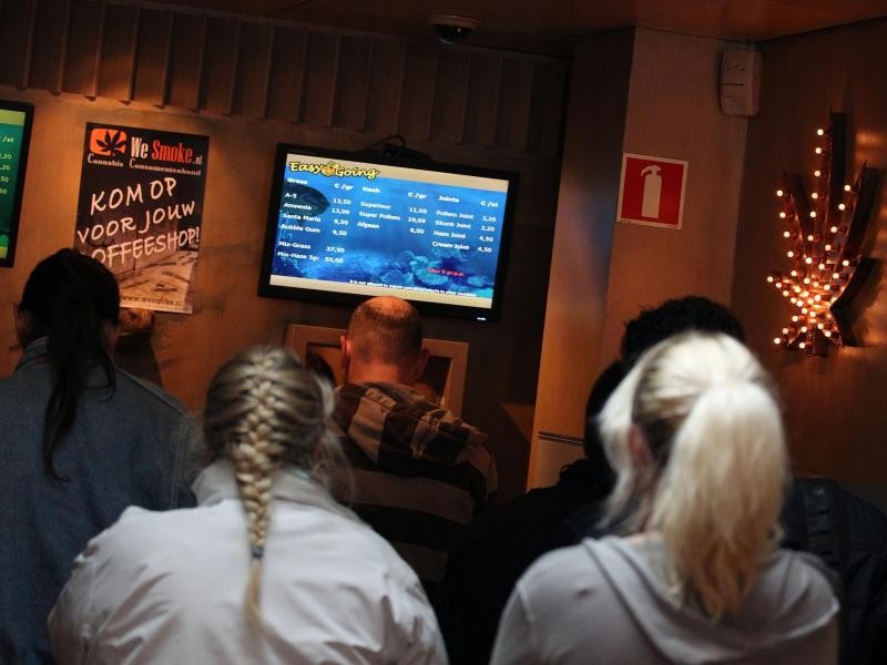 In Coffeeshops können Touristen in den Niederlanden legal Gras kaufen - in Amsterdam gelten aber strenge Regeln.