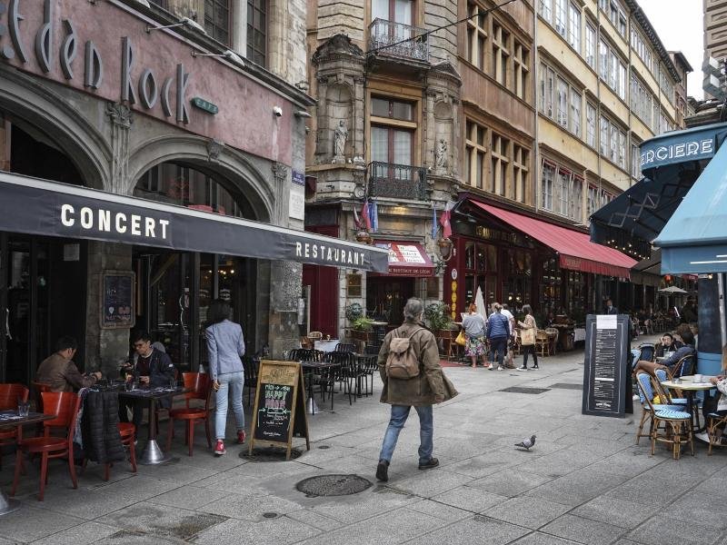 In Frankreich wird der Zugang zu Fernzügen, Reisebussen, Restaurants und Cafés ohne einen Test-, Impf- oder Genesungsnachweis künftig verwehrt.