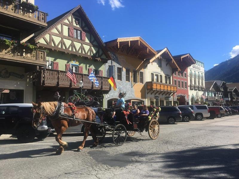 In Leavenworth können Besucher während einer Kutschfahrt die im bayerischen Stil gehaltenen Hausfassaden betrachten.