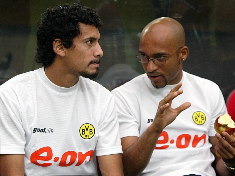 Ob das wohl eine gute Idee von Juan Ramon Fernandez (hier neben Dede) war? In der Sommerpause 2003 türmte der argentinische Mittelfeldspieler ohne Ankündigung. Er hatte sein Reservisten-Dasein bei Borussia Dortmund satt und kehrte ohne Ankündigung zurück in seine Heimat Argentinien. Die Verantwortlichen fanden die Flucht eher weniger lustig. Fernandez musste die bis dahin höchste Rekord-Strafe in der Bundesliga zahlen: 100.000 Euro.