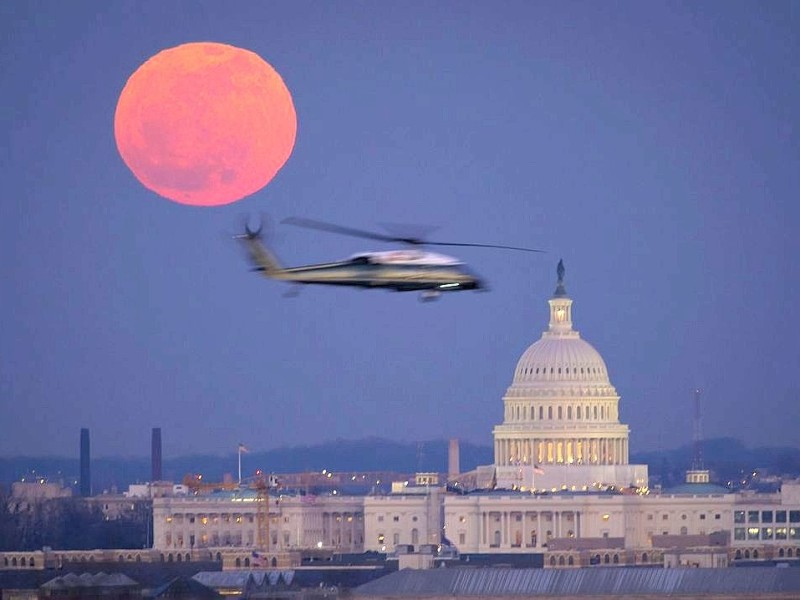 Das Kapitol ist laut den Amerikanern das Symbol für Demokratie der Freien Welt. Es ist 230 Meter lang und mehr als 100 Meter breit.