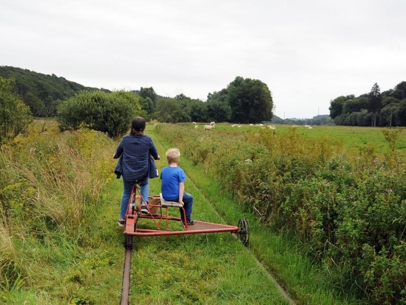 Auch für Kinder ist ein Ausflug mit den Draisinen gut geeignet. Die roten Schienenfahrrädern können auch die Jüngeren problemlos fahren.