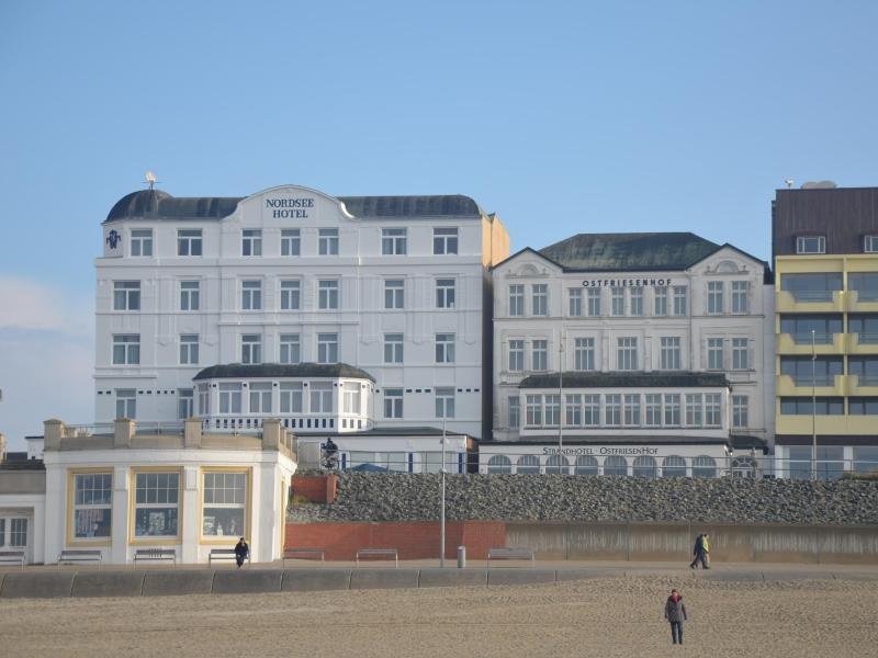 Klassizistische Hotels an der Promenade von Borkum - die goldene Zeit des Tourismus war im Deutschen Kaiserreich.