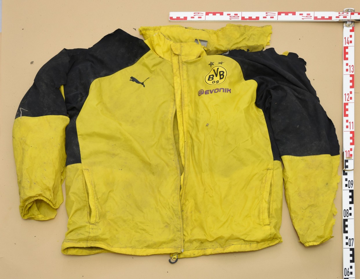 Der Verstorbene trug diese BVB-Jacke.