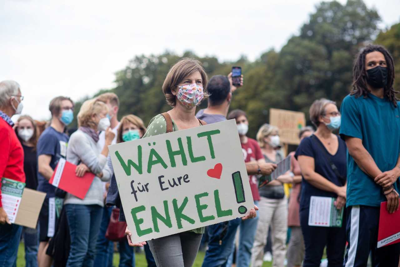 Klimastreik: Eine Demonstrantin protestiert am Freitag auf dem Protestmarsch in Bonn.