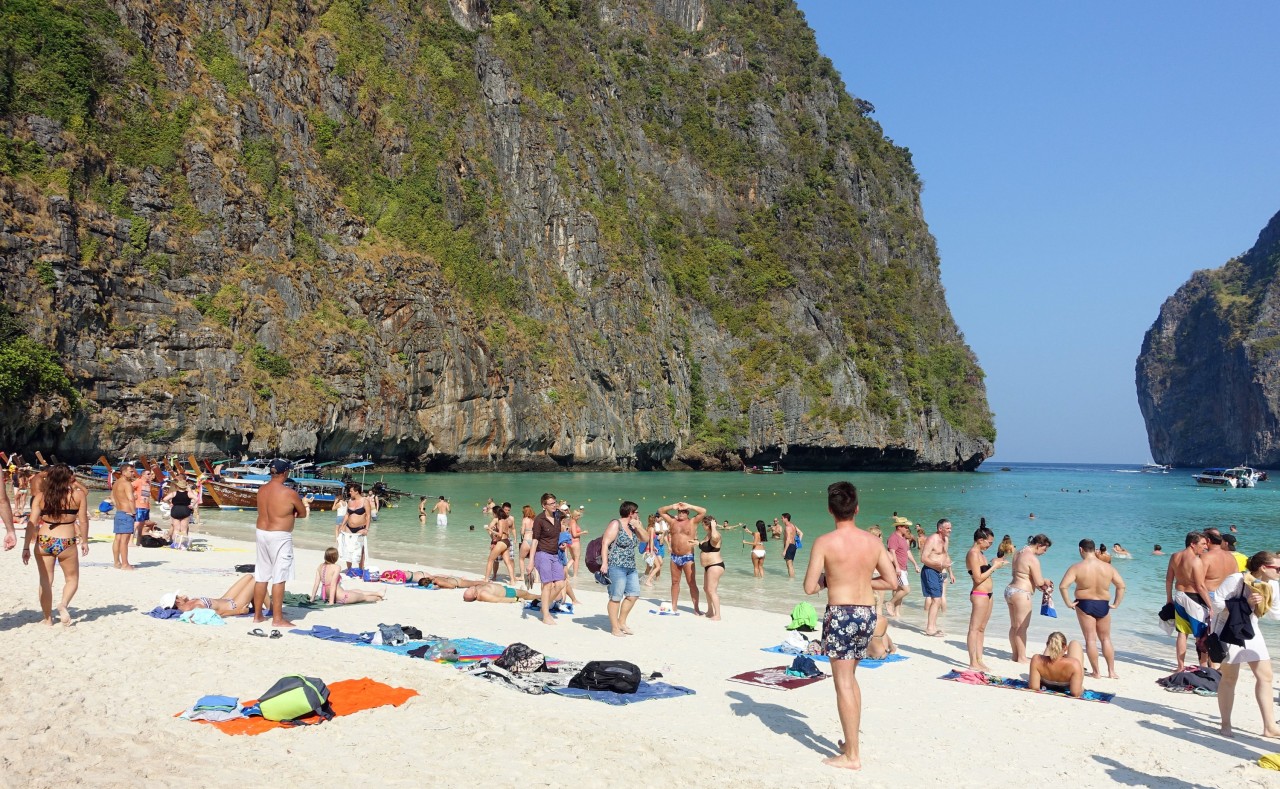 Die Touristenmassen in der Maya Bay auf den thailändischen Phi-Phi-Inseln setzt den Korallen zu. 2018 kam die einstweilige Schließung des Strandes, der durch den Hollywood-Film «The Beach» berühmt geworden ist.