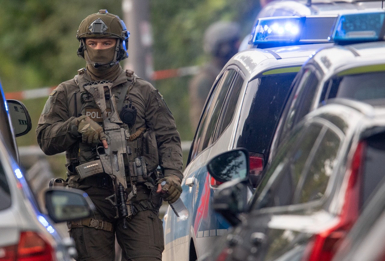 In Köln suchte das SEK nach Beweisen und der Tatwaffe. (Symbolbild)