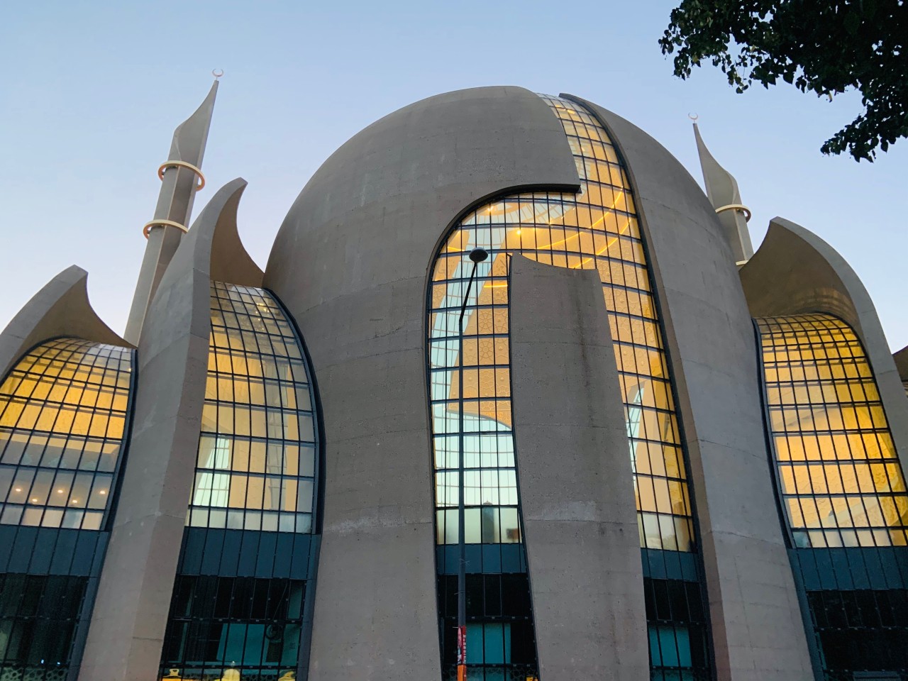 An der Zentralmoschee in Köln hat es eine versuchte Brandstiftung gegeben.