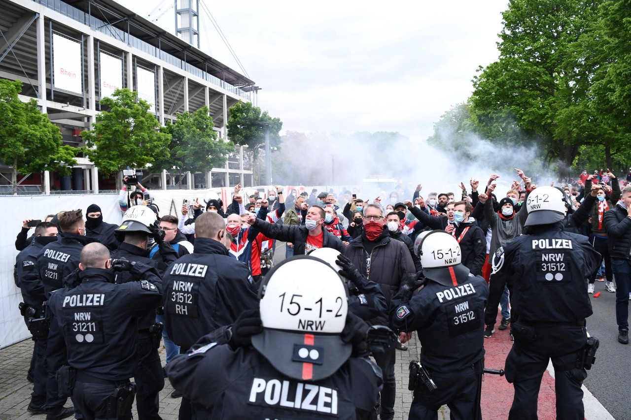 1. FC Köln – FC Schalke 04: Vor dem Rheinenergiestadion ist es zu ersten Festnahmen gekommen.