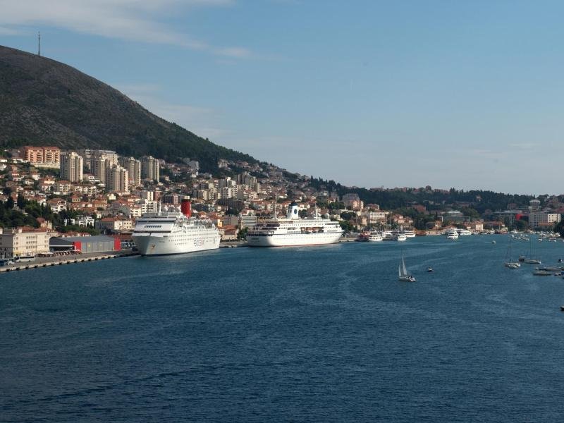 Kreuzfahrtschiffe liegen vor der malerischen Adriastadt Dubrovnik vor Anker - die Stadt ist mit den Touristenmassen von den Schiffen jedoch nicht zufrieden und will regulieren.