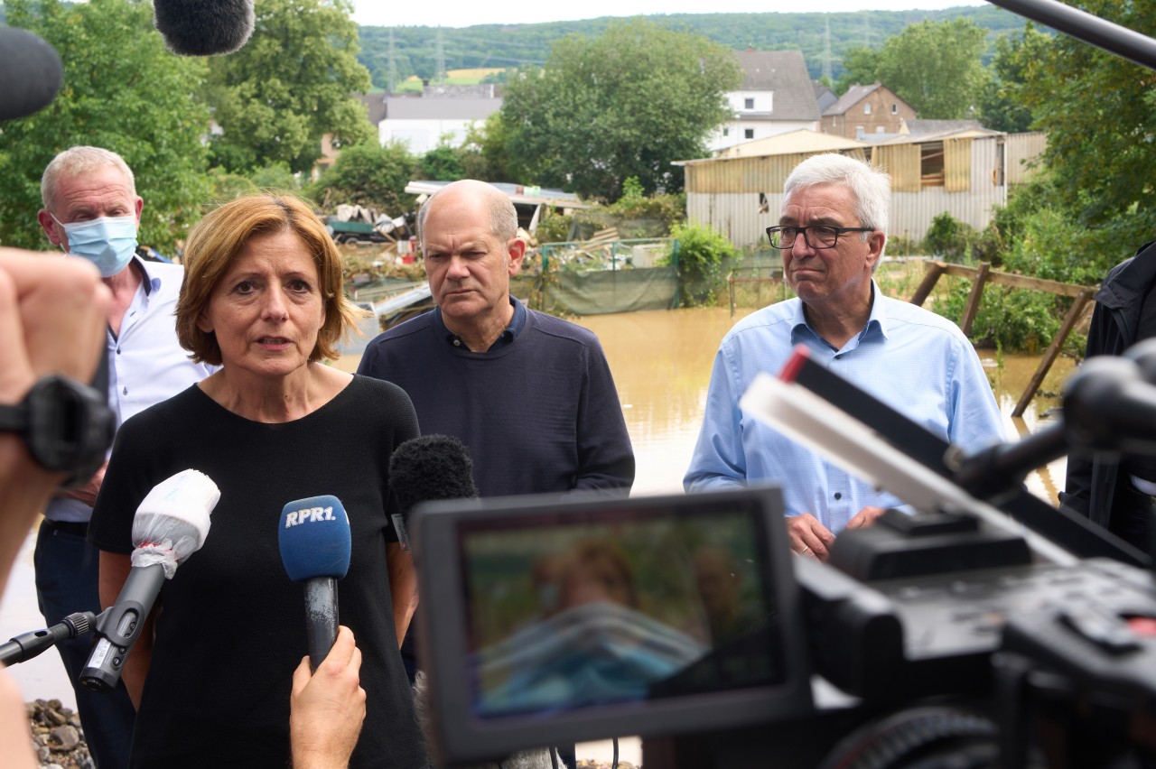 Roger Lewentz (4.v.l.) gemeinsam mit Malu Dreyer (2.v.l.), Ministerpräsidentin von Rheinland-Pfalz, und Olaf Scholz (3.v.l), Bundesfinanzminister und SPD-Kanzlerkandidat