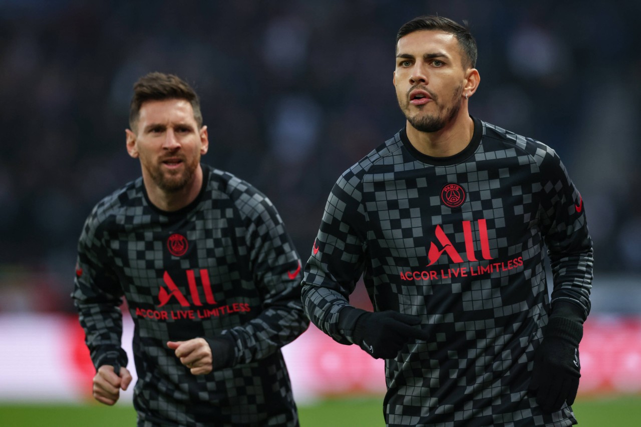 Lionel Messi (l.) und Leandro Paredes (r.) sind seit einem Jahr Teamkollegen.