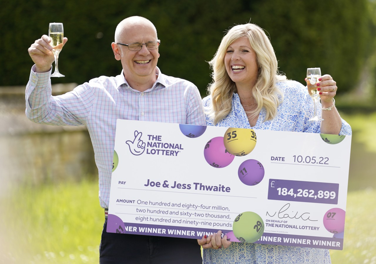 Lotto: Joe und Jess Thwaite bleiben trotz ihren 184 Millionen Pfund am Boden.