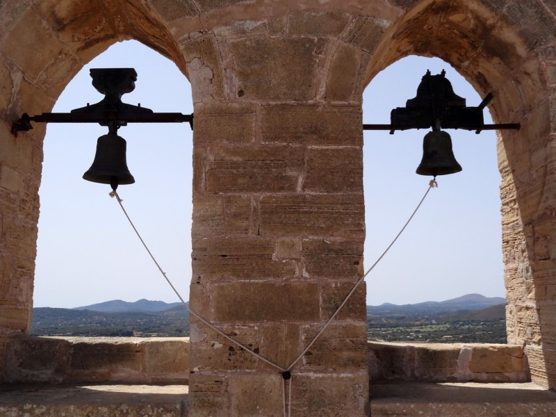 Vom Castell de Capdeperade geht der Blick über die Inselebene.