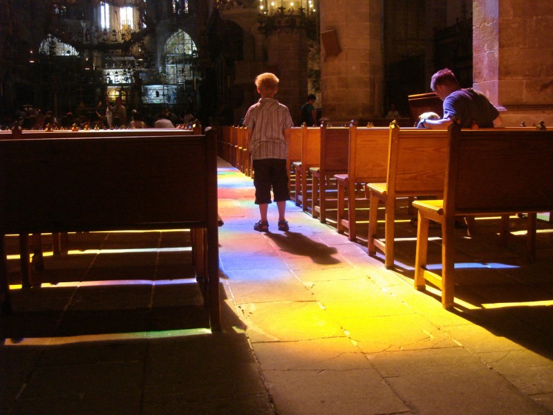 Vormittags sieht es aus, als hätte jemand Bodenplatten, Kirchenbänke und Säulen der Kathedrale von Palma in allen Regenbogenfarben bepinselt.