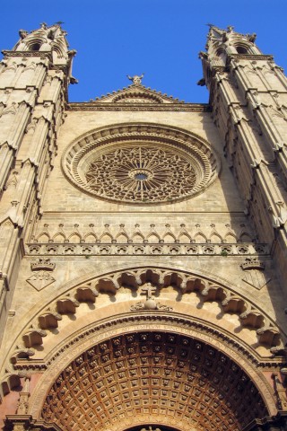 Ein Dom als Lichtspielhaus: die Kathedrale von Palma mit einem der beiden Rosettenfenster von außen. 