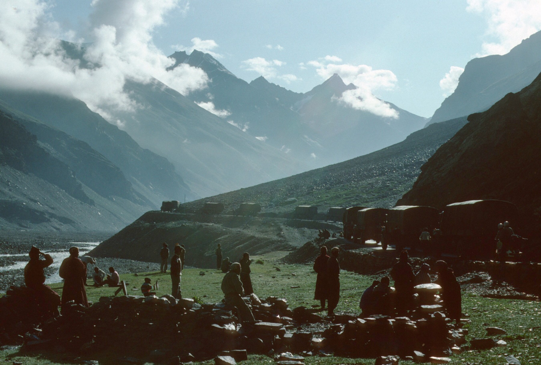 Mit Auto oder Bus hoch hinaus: Der Manali-Leh-Highway über den Himalaya ist buchstäblich atemberaubend.