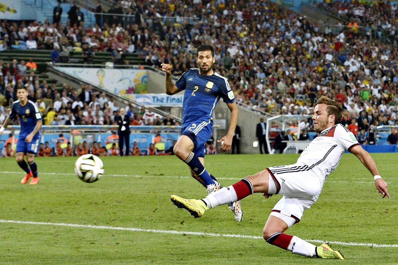 Ezequiel Garay kann Mario Götze an seinem Siegtor im WM-Finale 2014 nicht hindern.