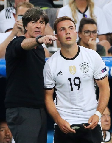 Joachim Löw (l.) macht sich für eine Nationalmannschaftsnominierung von Mario Götze stark.