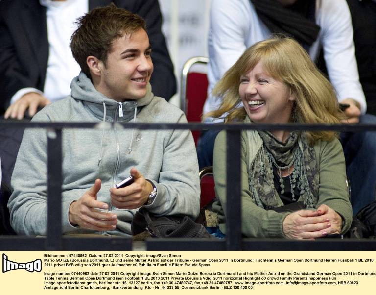 Ist froh, dass er sein Handy und seine Mama hat: Mario Götze.