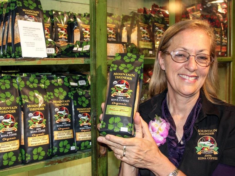 Mary Ellen führt Touristen durch die Kaffeeproduktion auf der Ushema-Farm. Die Plantage liegt auf mehr als 1000 Metern Höhe.