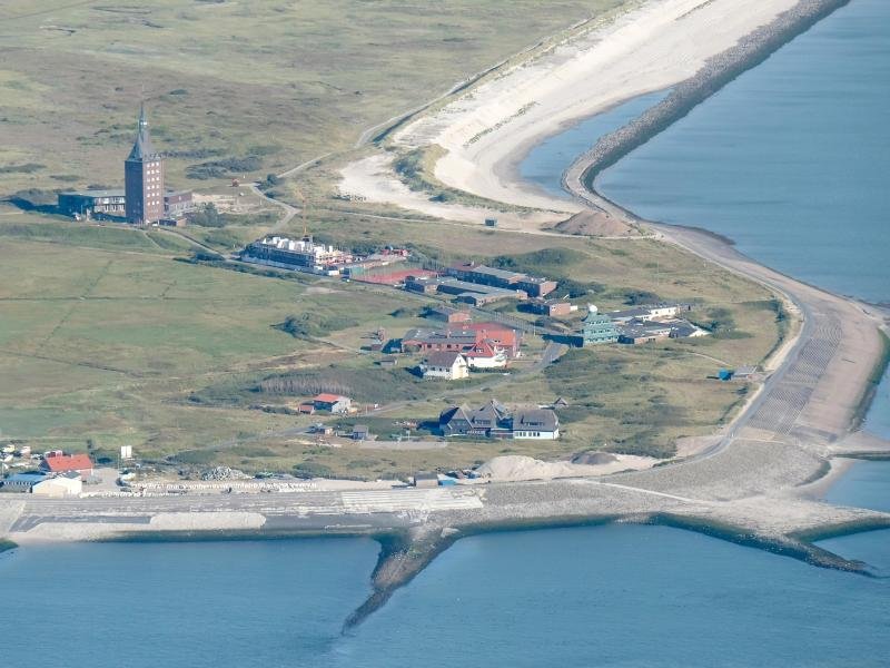 Mit einer Schnellfähre will die Deutsche Bahn die Fährverbindung zwischen der Nordseeinsel Wangerooge und dem Festland ausbauen.