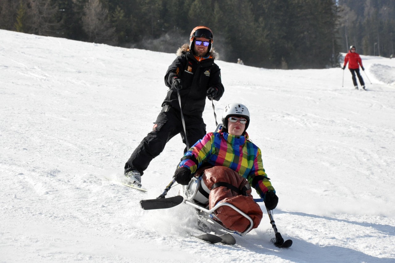 Abfahrt mit dem Monoski - hier befindet sich eine Sitzschale auf einem Carvingski. 