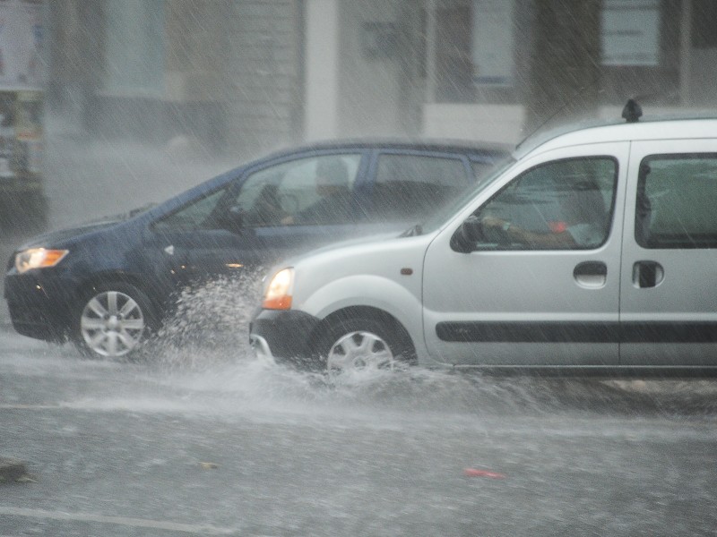 Auch in Mülheim sind viele Straßen voller Wasser.