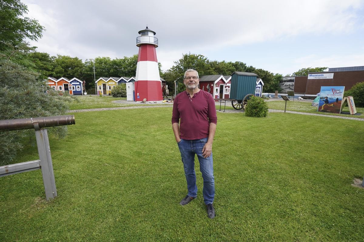  Museumsleiter Jörg Andres steht im Museumshof des Museums Helgoland. Nach einer mehrmonatigen Umbauphase hat das Museum Helgoland pünktlich zum Start der Sommersaison wieder eröffnet. In der Zeit des Lockdowns wurde die Ausstellung komplett umgebaut und neu konzipiert.