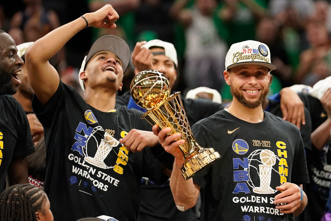 NBA: Stephen Curry (r.) hat auf seinen Finals-MVP-Titel lange gewartet.