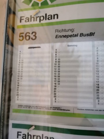 NRW: Der Fahrplan wurde kurzerhand einfach mit einem Edding bearbeitet.