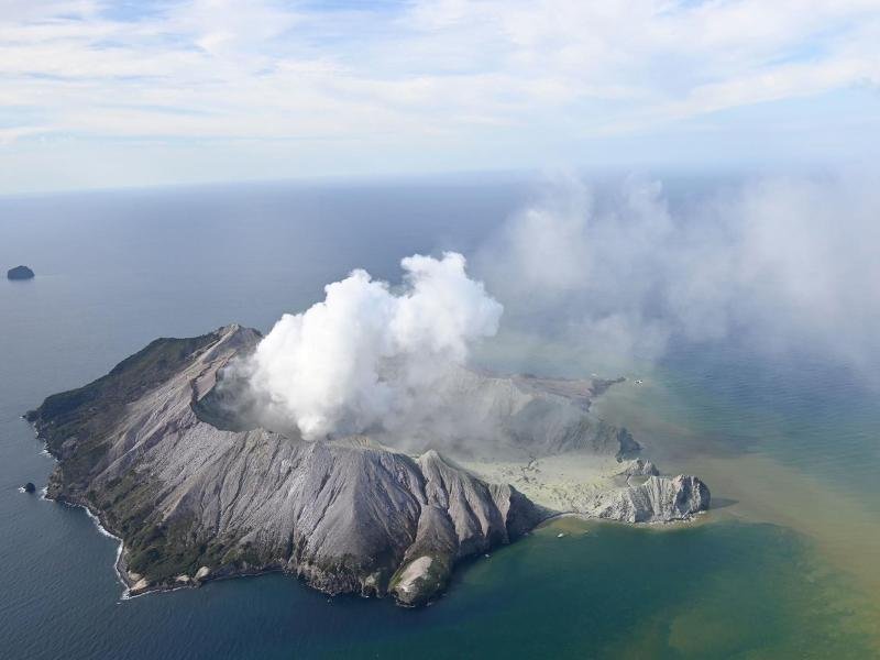 Nach einem Vulkanausbruch auf der neuseeländischen Insel White Island suchen die Rettungskräfte nach mehreren Vermissten.